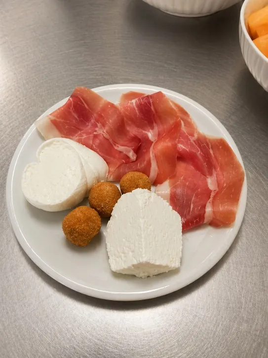 Antipasto di formaggi freschi, crudo e crocchette