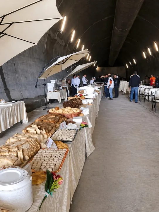 Banchetto con pane, rustici e dolci allestito per un grande evento