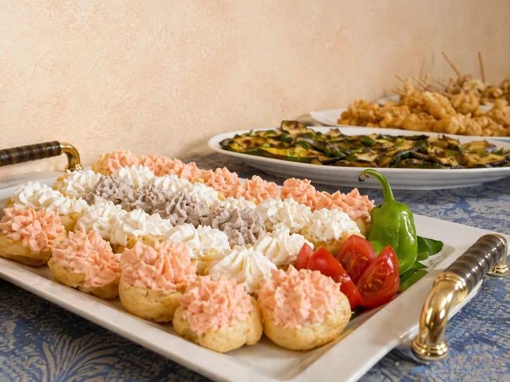 Bignè salati farciti, finger food per aperitivi e banchetti