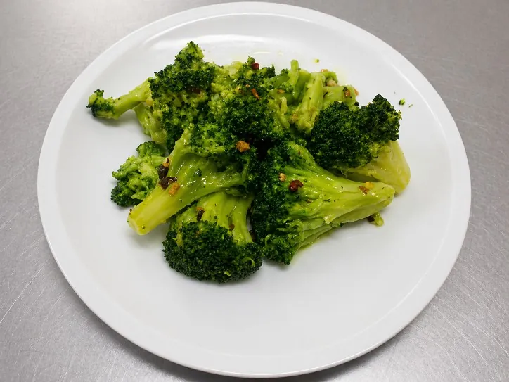 Broccoli saltati in padella, contorno di verdure di stagione