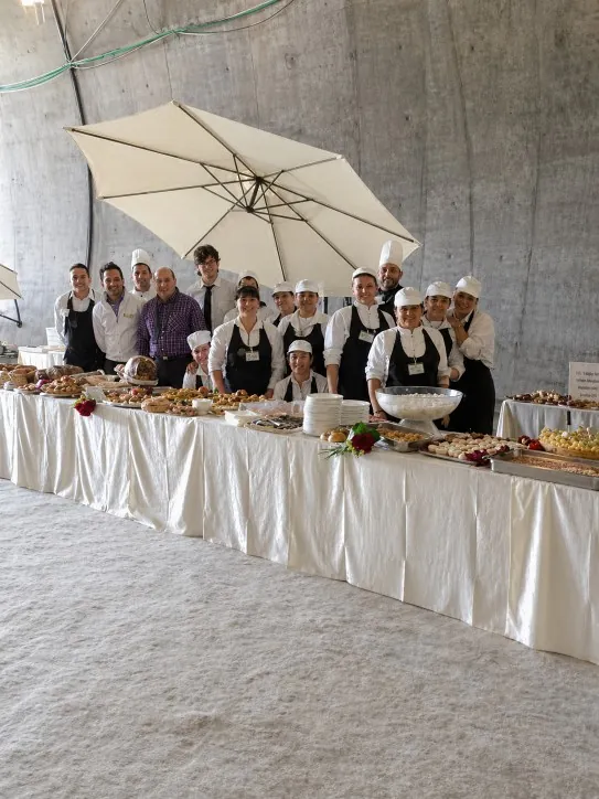 La brigata di cucina al completo dietro al buffet allestito per un evento