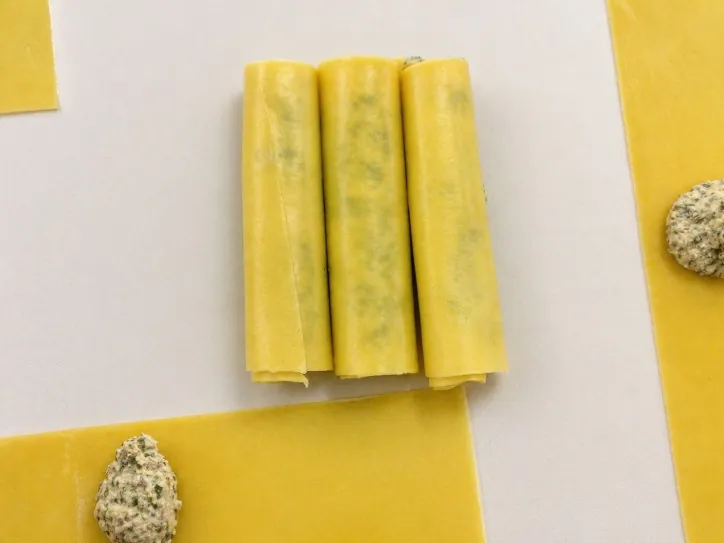 Cannelloni in preparazione sul piano di lavoro della cucina