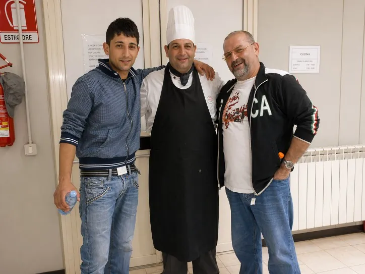 Chef Nando Santoro con i collaboratori di cucina