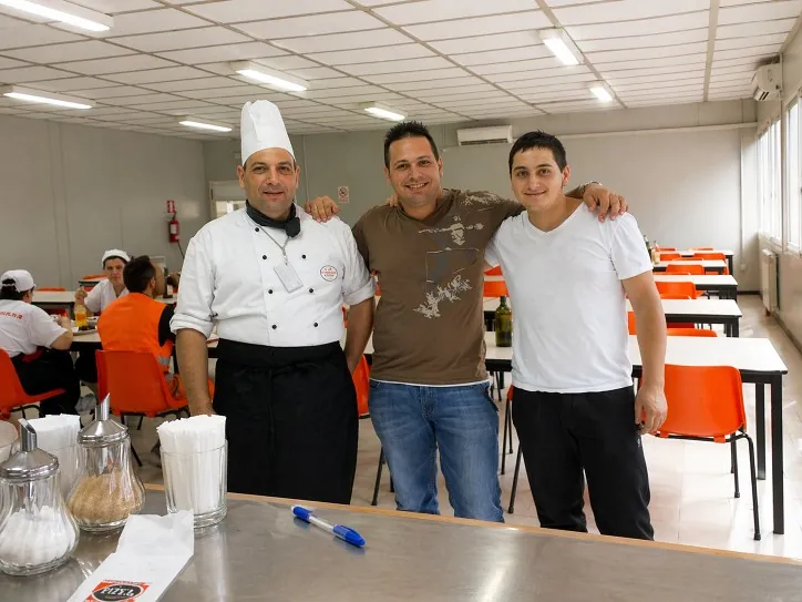 Chef Nando Santoro in divisa durante il servizio